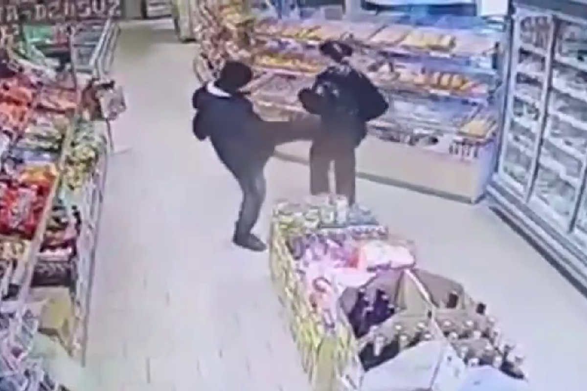 В Волгограде незнакомец в магазине пнул девушку ногой в живот