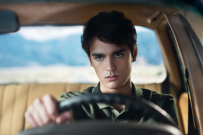 Ален-Фабьен Делон, в отличие от отца, проживающего в Швейцарии, остался во Франции и сейчас живет в Париже. 