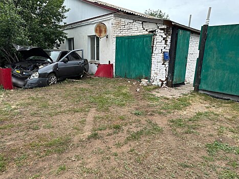 В Тоцком районе в Оренбуржье «Приора» влетела в жилой дом