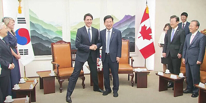 Премьер-министр Канады ошарашил коллег своей позой на переговорах