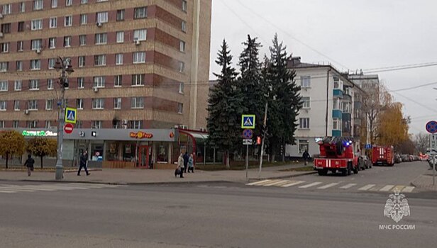 В Курске пожарные спасли 13-летнюю девочку из горящей квартиры