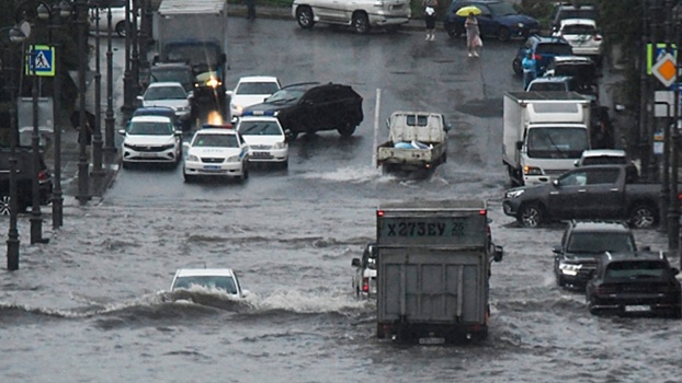 Режим ЧС и затопленный аэропорт: как Приморье справляется с мощными ливнями