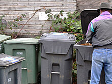 Мужчина ездит в мусорном баке со скоростью 60 километров в час