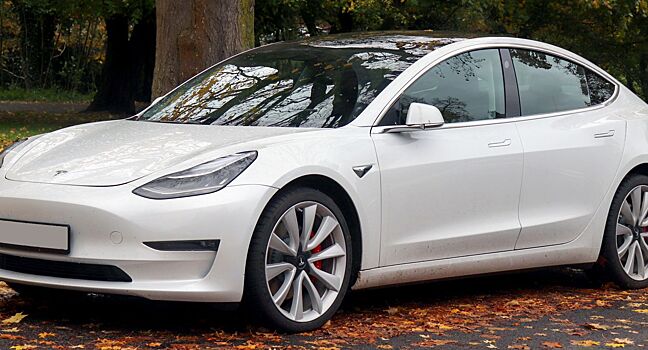 Электрокар Tesla Model 3 в апреле стал самой продаваемой моделью в Великобритании
