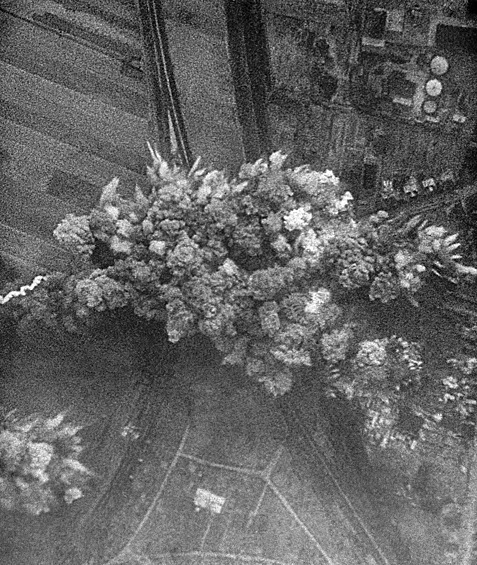 22 июня 1941 года немецкая авиация бомбит советские города. Германия начала войну против СССР. Кадр из документального фильма "Великая Победа советского народа".