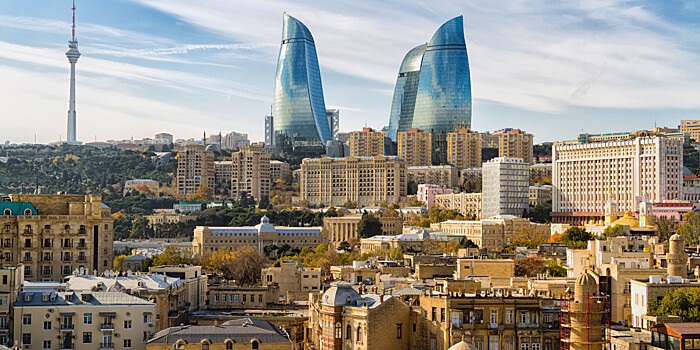 Демонтаж рекламы: исторические здания Баку освобождают от баннеров