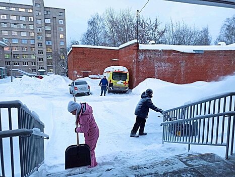 Александр Бречалов раскритиковал очистку подъездных путей к больницам в Ижевске