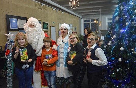 Дед Мороз и Снегурочка поздравили детей с особенностями развития в библиотеке на Полимерной