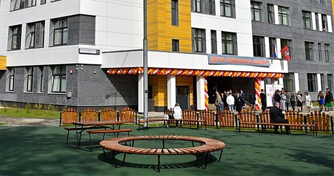 Самую большую школу в России построили в Москве