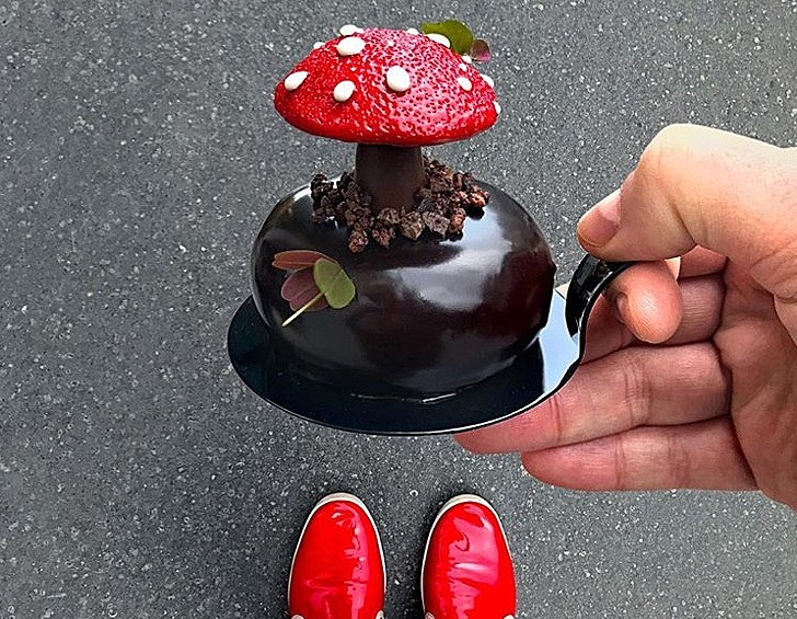 Красный для расстановки акцентов.