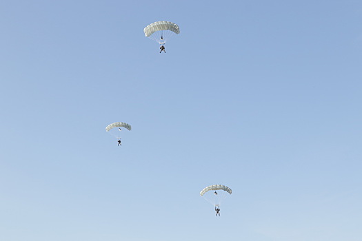 Более трехсот прыжков с парашютом выполнили  спецподразделения ЦВО
