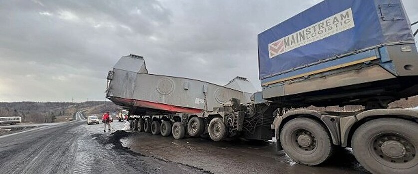На Сахалине металлоконструкция упала с трала на дорогу