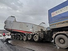 На Сахалине металлоконструкция упала с трала на дорогу