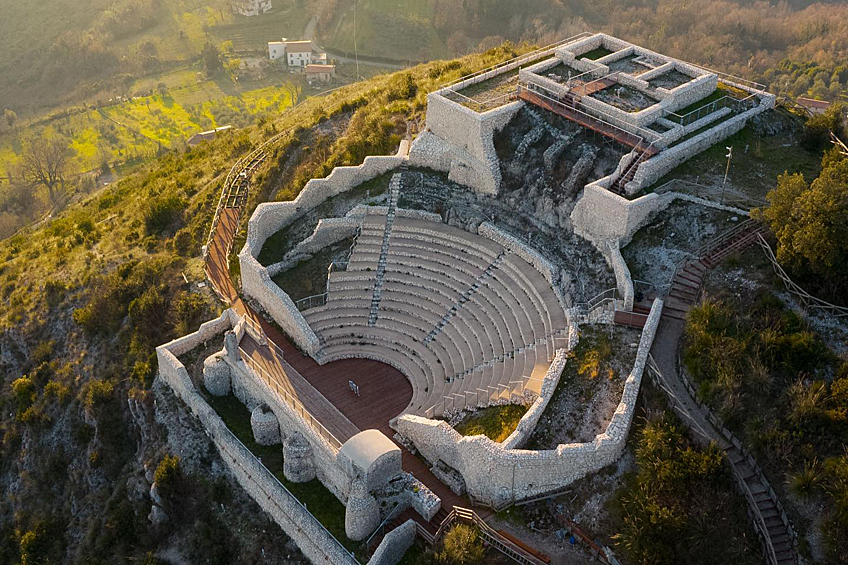 Храмово-театральный комплекс, обнаруженный только в начале 2000-х годов в Монте-Сан-Никола, Италия, расположенный на высоте 410 метров в районе Саннио, он восходит к позднеримскому республиканскому периоду, 2-1 века до нашей эры.