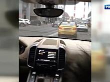 Опасный дрифт в районе "Москва-Сити": лихач на "Порше" дерзко нарушил правила