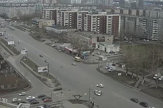 Легковушка сбила девушку на тротуаре после ДТП в Челябинске