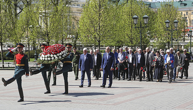 Ветераны футбола в преддверии Дня Победы возложат венки в Александровском саду