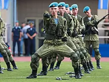 Зачем на самом деле десантники разбивают бутылки о голову