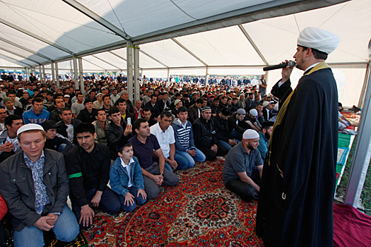 Старинная мечеть открыта после реконструкции в Крыму в день Ураза-байрама