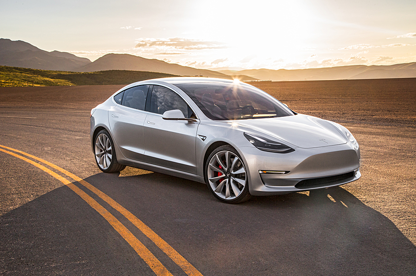 Автомобили Tesla Model 3, оснащенные автопилотом, который со временем будет развиваться, благодаря обновлениям ПО, поступающим в систему удаленно. Массовый выпуск модели намечен на конец 2017 года