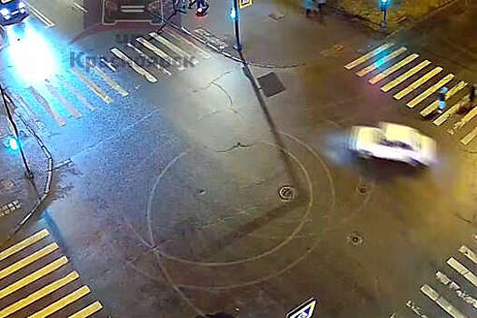 В Красноярске на видео попало, как "Жигули" дрифтили на перекрестке