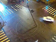 В Красноярске на видео попало, как "Жигули" дрифтили на перекрестке