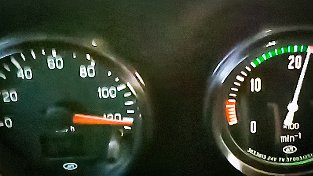 Водитель КамАЗа положил стрелку спидометра