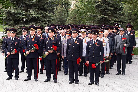 Александр Речицкий возложил цветы к мемориалу &laquo;Солдатам правопорядка Дона, погибшим при выполнении служебного долга&raquo;