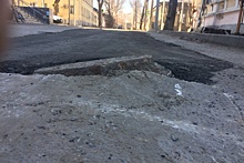 В Ростове залатали гигантскую яму, в которую полностью провалилась машина