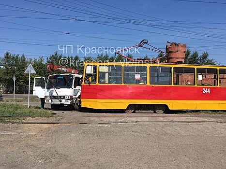 В Красноярске грузовик протаранил трамвай