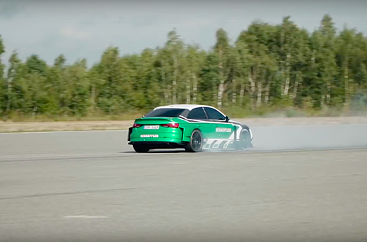 Видео: электрический Audi RS3 обогнал Porsche 911 GT2 RS. Задним ходом