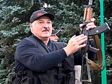 Лукашенко пояснил своё появление с автоматом