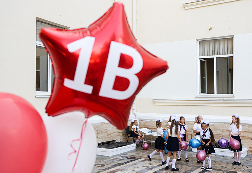 Школьники во время линейки в школе №7 в Сочи