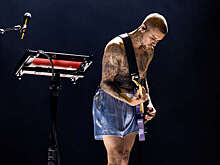 Певец Джастин Бибер спел на сцене "Грэмми" в трусах