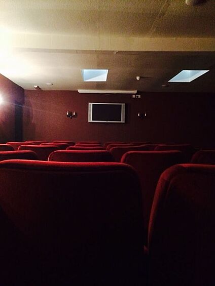 Кинотеатр для людей с абсолютным зрением.