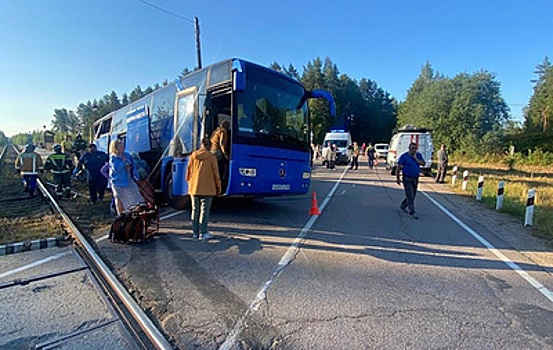 Что известно о столкновении автобуса с туристами с поездом в Ленобласти