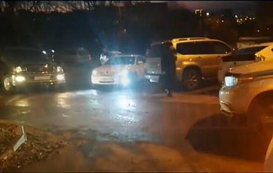Автомобили не могут подняться в этом месте во Владивостоке