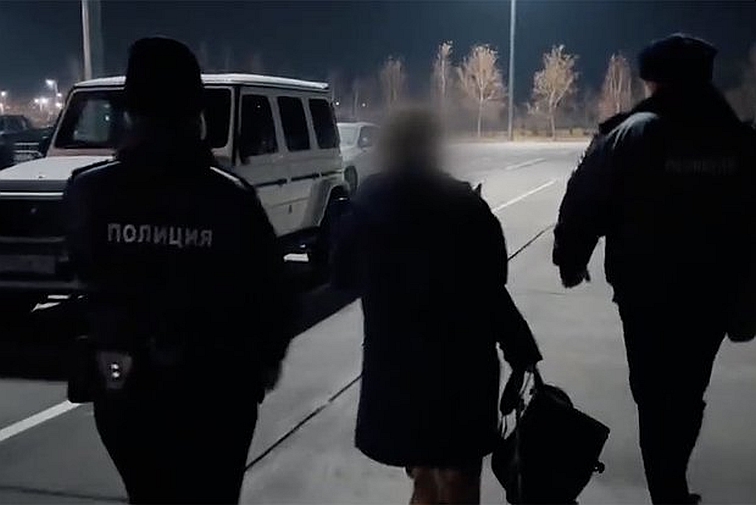 Бросившую дочь в Таиланде россиянку задержали в российском аэропорту