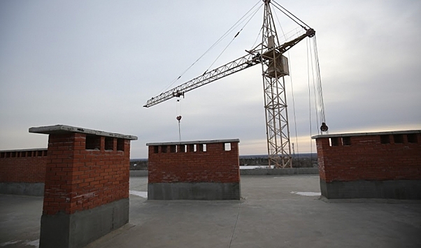 В Волгограде продолжили строительство проблемного 14-этажного дома