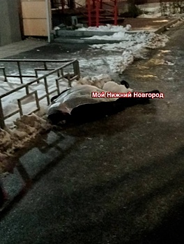 Труп мужчины нашли у подъезда девятиэтажки на улице Родионова