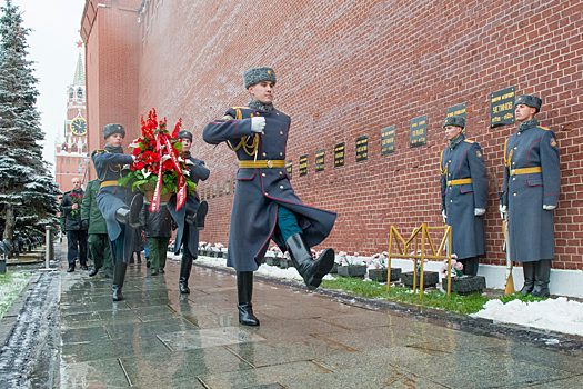 У Кремлевской стены почтили память Маршала Советского Союза Дмитрия Фёдоровича Устинова