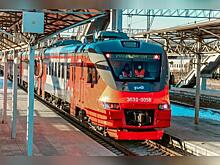 Двое погибли, один не пострадал: поезд сбил людей