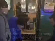 В Тамбове водитель автобуса вытащил пенсионерку на улицу и бросил на дороге