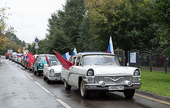 На юго-востоке Москвы прошел ретроавтопробег в честь Дня российского флага