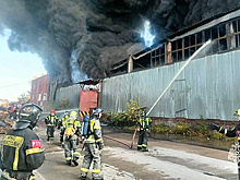 В Электростали частично обрушилась кровля горящего склада