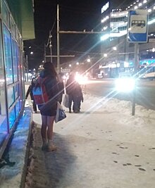 Молодая кировчанка вышла на автобусную остановку в 30-градусный мороз в юбке и без шапки