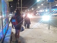 Молодая кировчанка вышла на автобусную остановку в 30-градусный мороз в юбке и без шапки