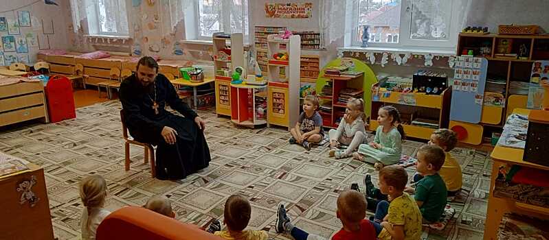 Выселковский священник пообщался с дошколятами-волонтёрами