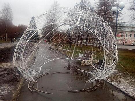 Вандалы испортили новогоднюю фотозону в виде елочного шара на проспекте Победы в Вологде
