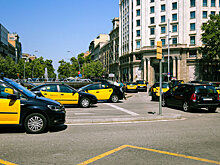 Онлайн-сервисы Uber и Cabify решили приостановить работу в Барселоне